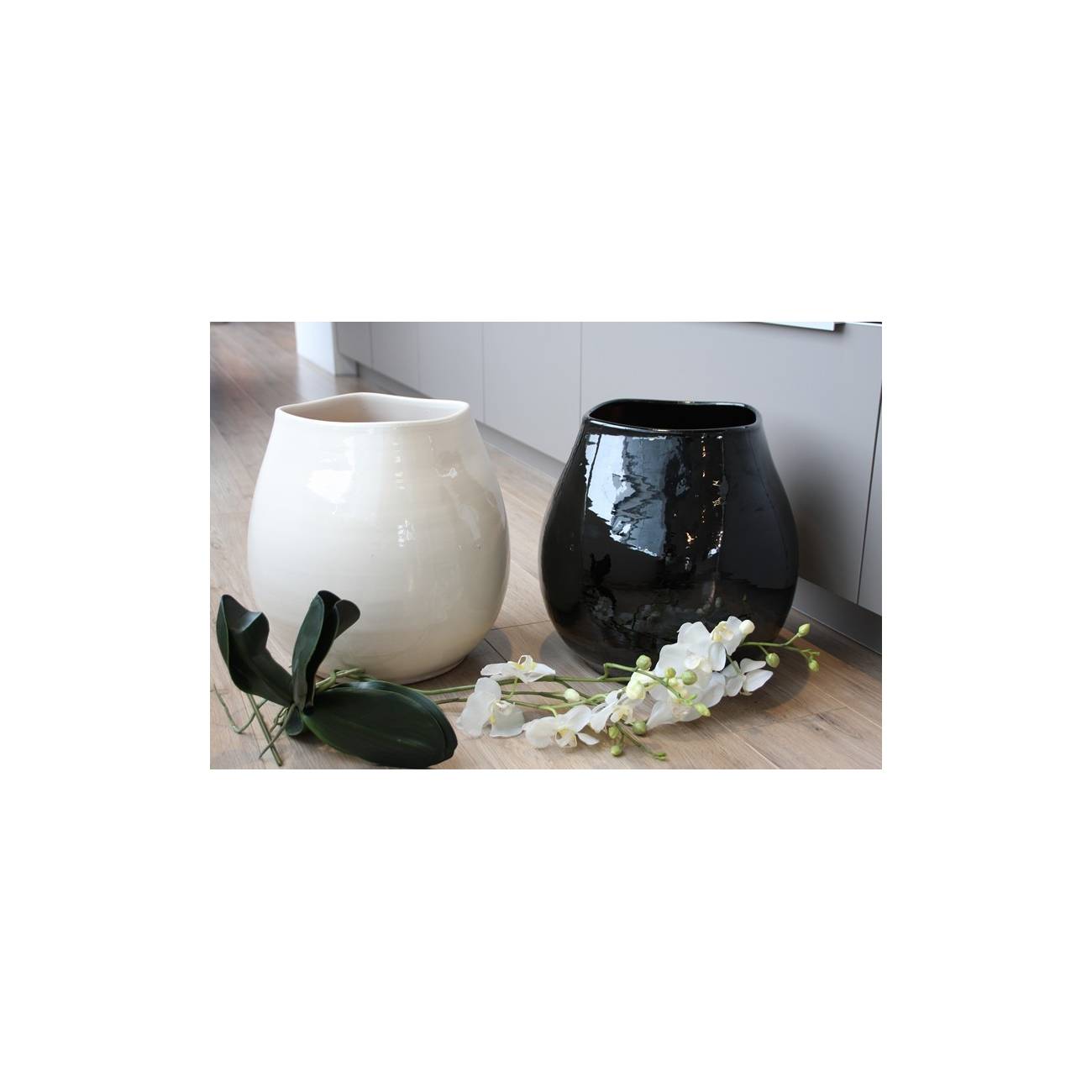 Vase forme goutte rebord asymétrique effet dentelle Maé noir blanc Yin Yang