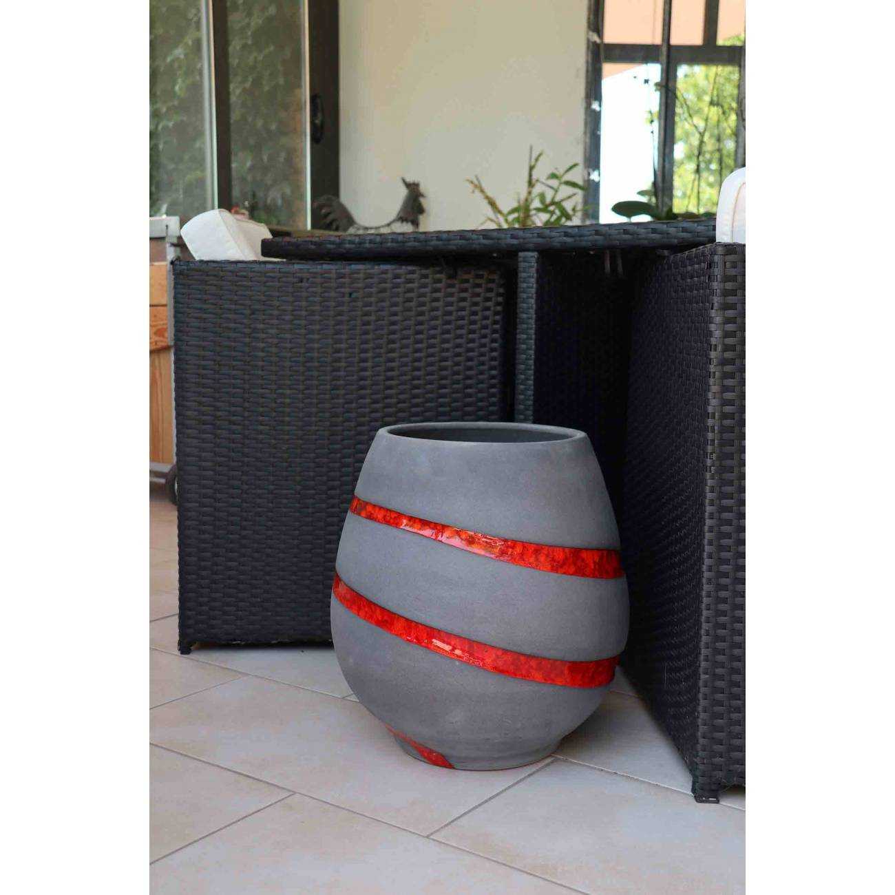 Grand pot forme goutte sur pied plateforme Cheyennes Gris Terre de Lave Rouge Bande Grand pot forme goutte sur pied plateforme Cheyennes Gris Terre de Lave Rouge Bande