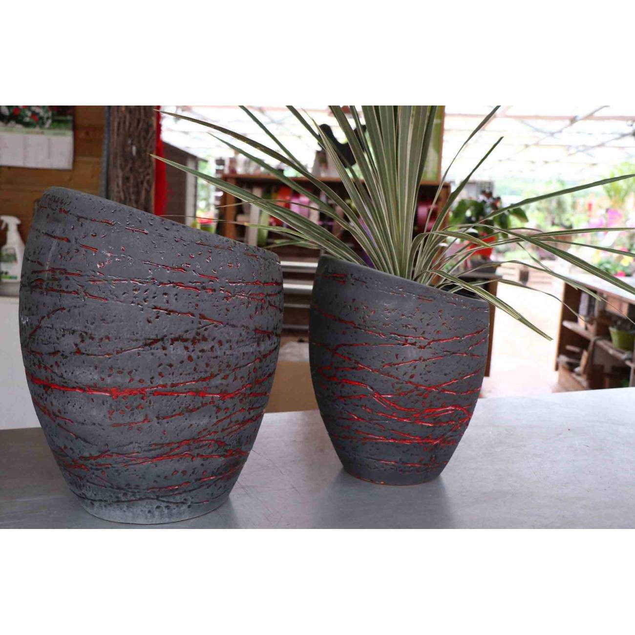 Vase design asymétrique Orion craquelé Terre de Lave Rouge