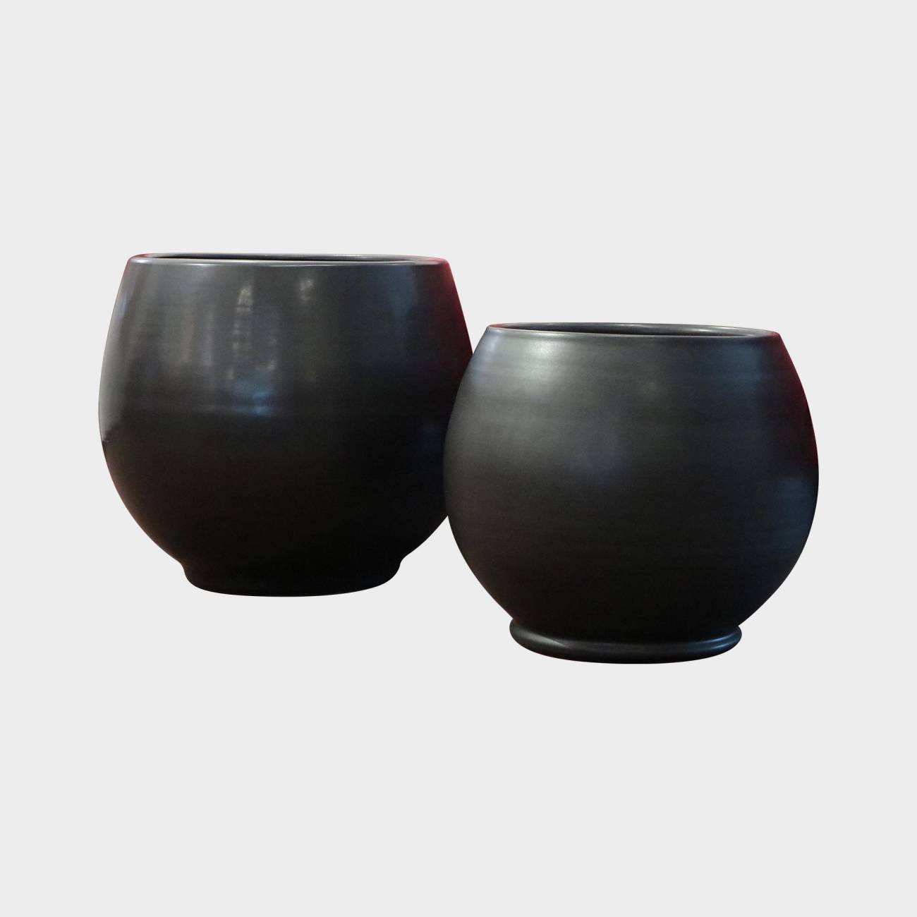 Pot rond large et profond sur plateforme Bahia Noir Mat'essence Black