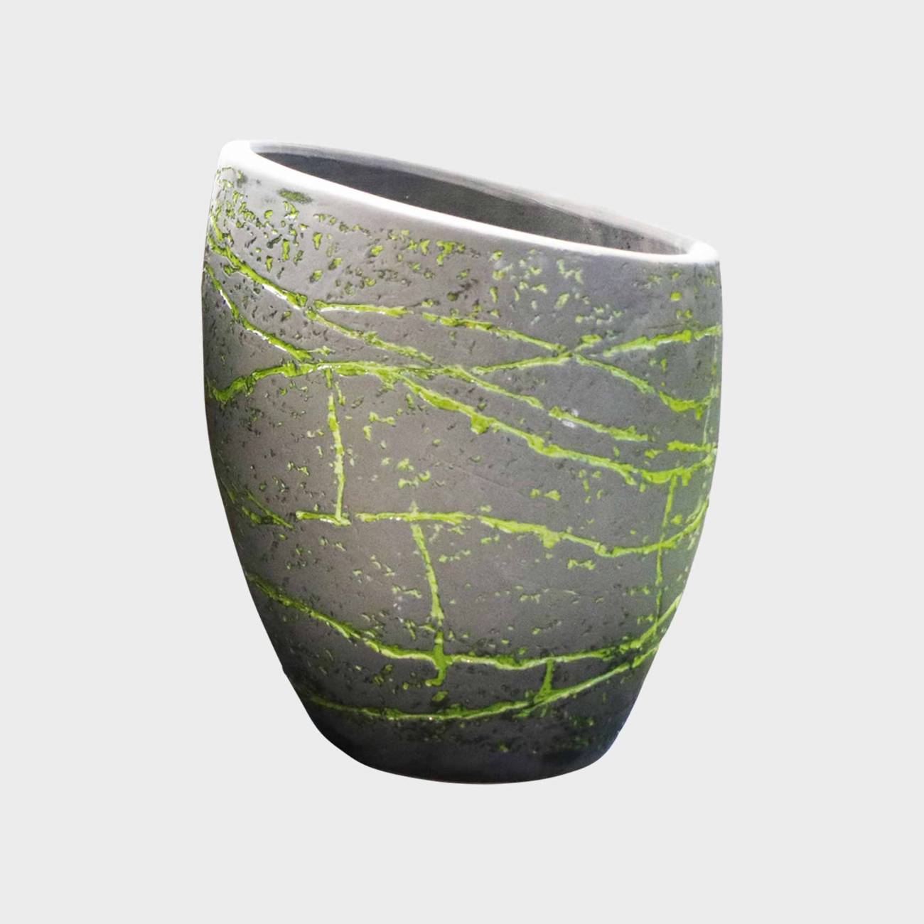 Vase design asymétrique Orion craquelé Terre de Lave Vert