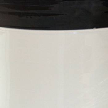 Vase forme goutte rebord asymétrique effet dentelle Maé noir blanc Yin Yang
