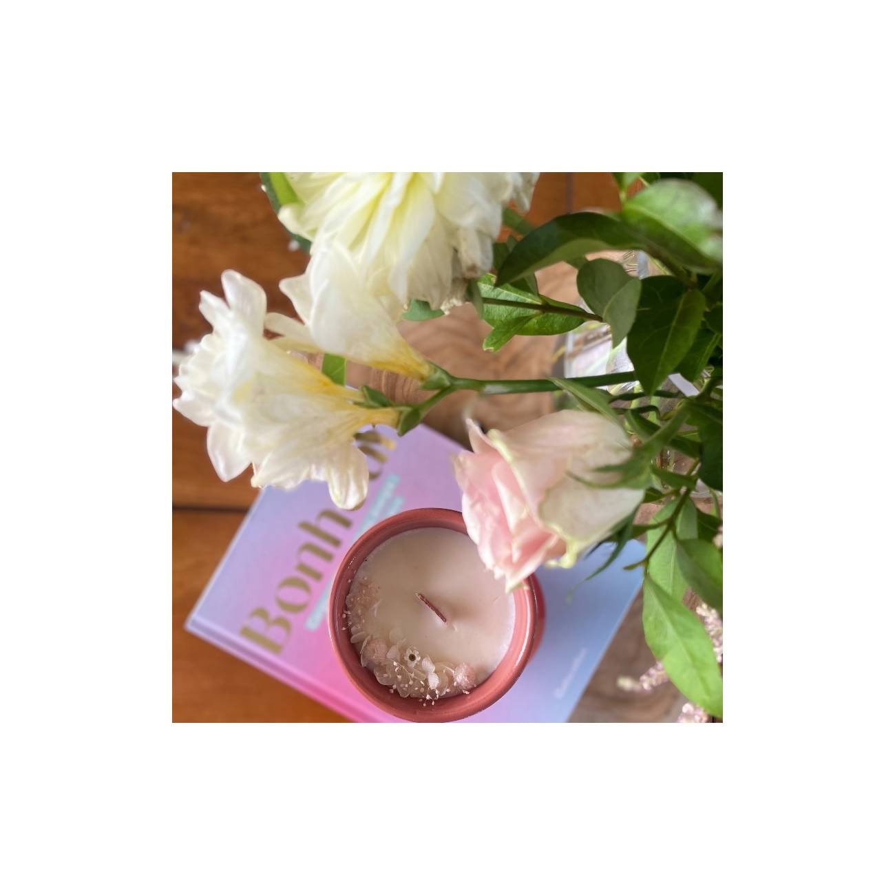 Bougie parfumée Bois de Rose pot A Fleur de Peau rose Blush avec fleur