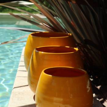 Pot en terre cuite rond et large en forme de U jaune moutarde et bronze Ibiza Sunshine