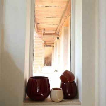 Pot en terre cuite rond et large en forme de U Cancale Chocolats & Cerise noire
